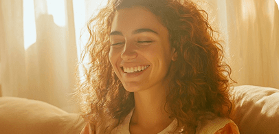 Foto de usuario sonriente dejando una reseña positiva sobre rescrito.com